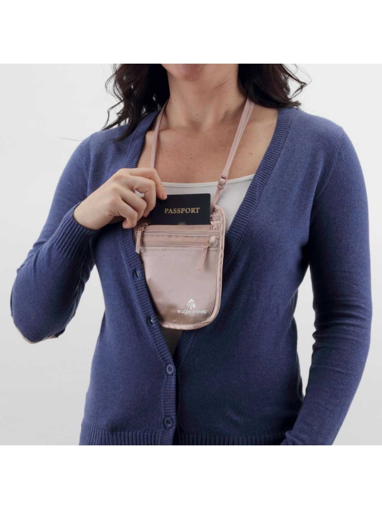 Eagle Creek Undercover Silk Neck Wallet Rose EC041122081 reisaccessoires online bestellen bij Kathmandu Outdoor & Travel