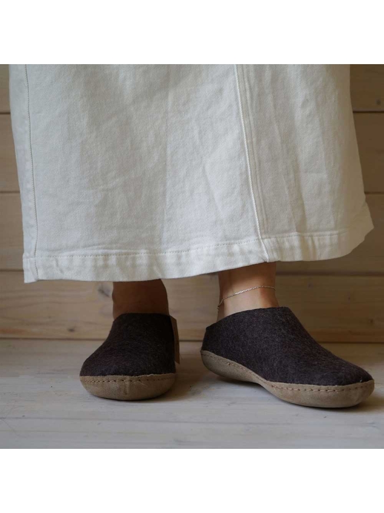 Glerups Slip-On Leather Charcoal B-02Charcoal pantoffels en huissokken online bestellen bij Kathmandu Outdoor & Travel