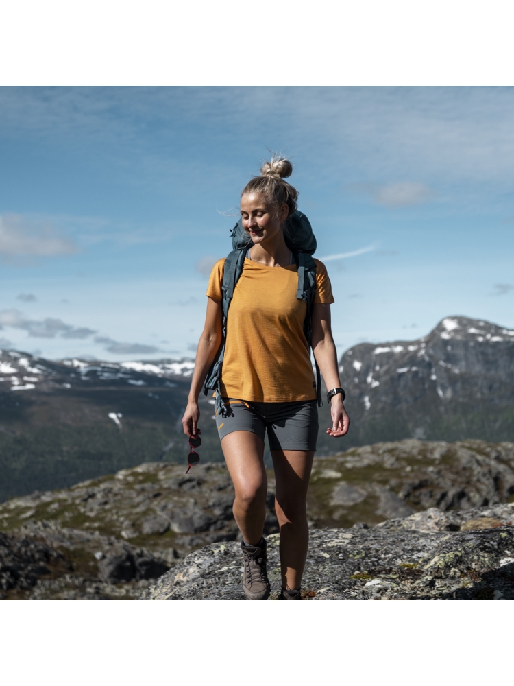 Bergans Cecilie Mtn Softshell Shorts Women's Solid Dark Grey/Cloudberry Yel 2507-25387 broeken online bestellen bij Kathmandu Outdoor & Travel