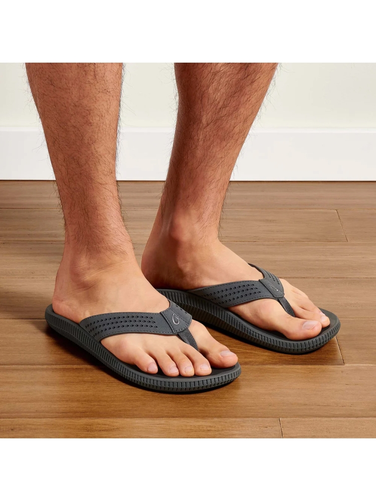 Olukai Ulele Dark Shadow/Black 10435-6C40 slippers online bestellen bij Kathmandu Outdoor & Travel