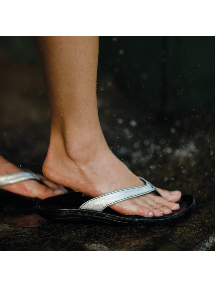 Olukai Kūlapa Kai Woman's Silver/Black 20198-2K40 slippers online bestellen bij Kathmandu Outdoor & Travel
