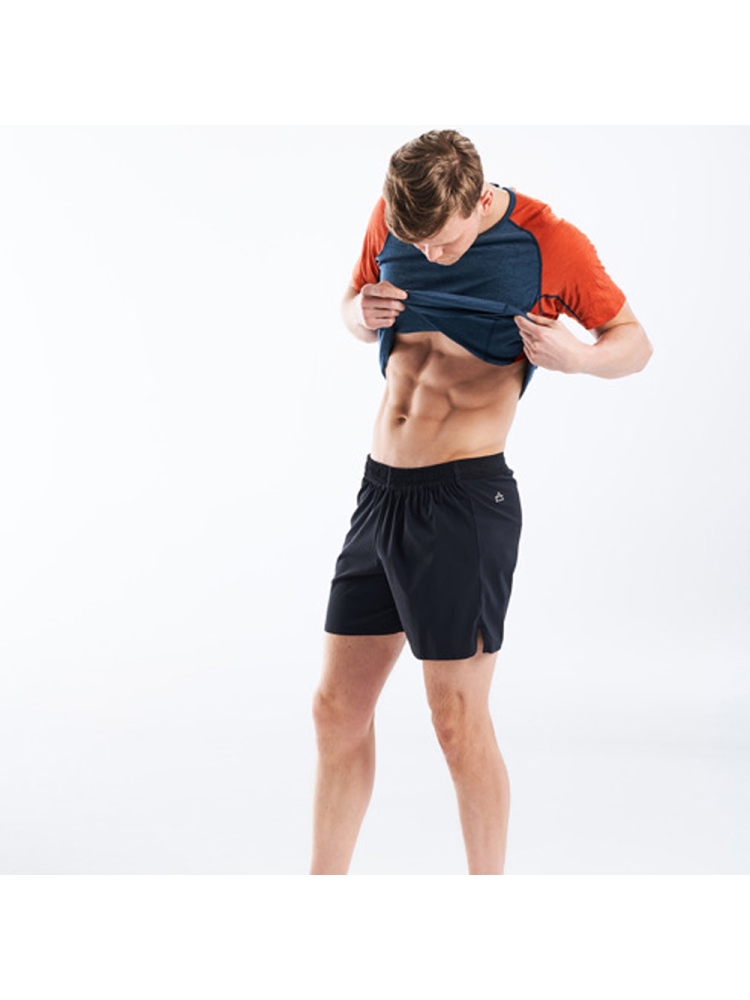 Devold Running Merino Short Shorts Caviar GO 407 176 A-960A broeken online bestellen bij Kathmandu Outdoor & Travel