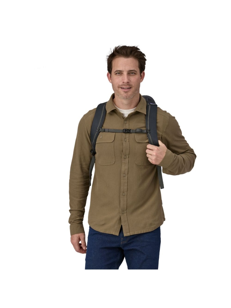 Patagonia Black Hole Pack 32L Smolder Blue 49302-SMDB dagrugzakken online bestellen bij Kathmandu Outdoor & Travel