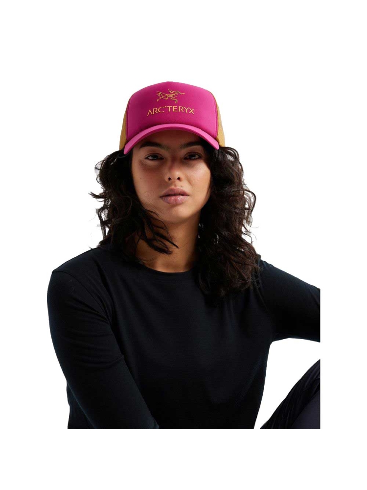 Arc'teryx Bird Word Trucker Curved Amaranthus/Yukon 7763-Amaranthus/Yuko kleding accessoires online bestellen bij Kathmandu Outdoor & Travel