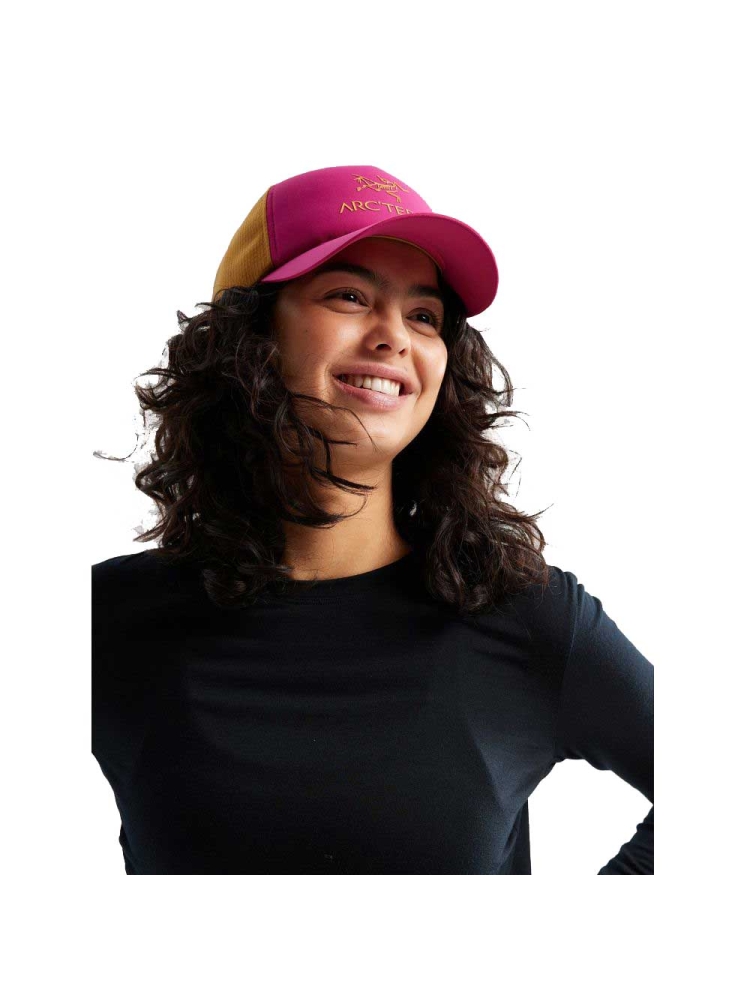 Arc'teryx Bird Word Trucker Curved Amaranthus/Yukon 7763-Amaranthus/Yuko kleding accessoires online bestellen bij Kathmandu Outdoor & Travel