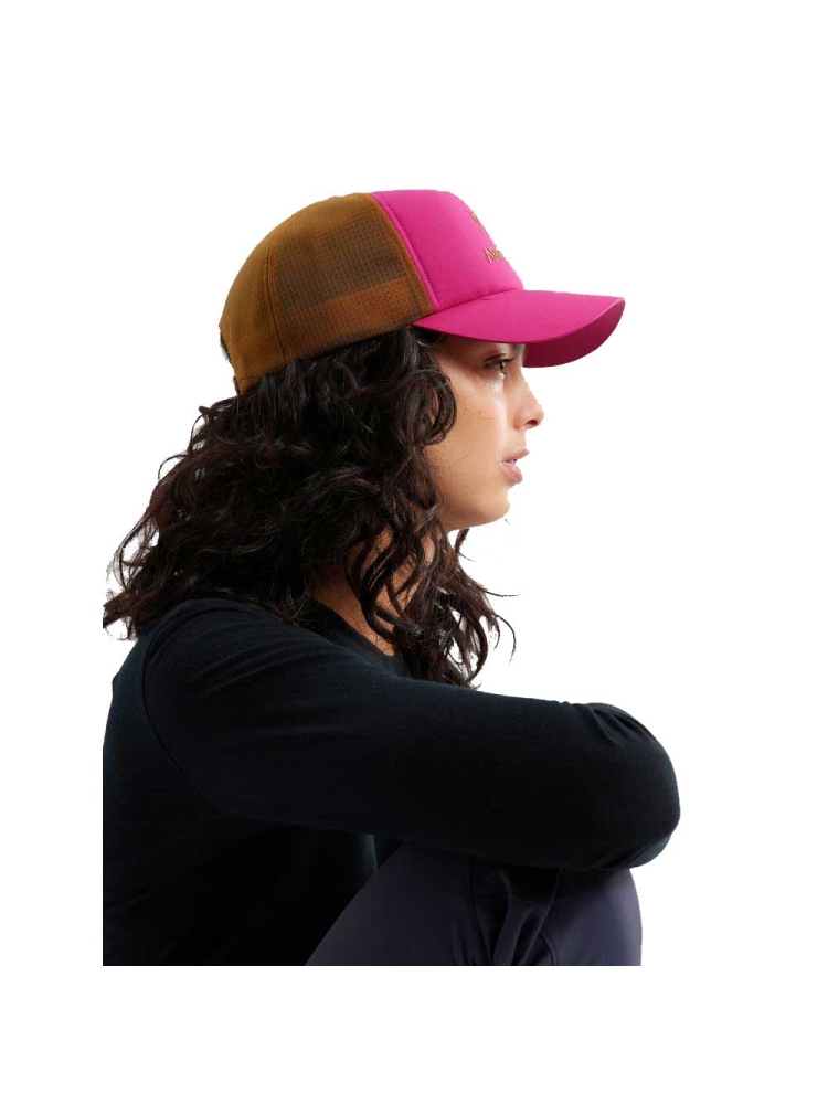 Arc'teryx Bird Word Trucker Curved Amaranthus/Yukon 7763-Amaranthus/Yuko kleding accessoires online bestellen bij Kathmandu Outdoor & Travel