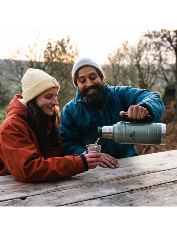 Stanley The Artisan Thermal Bottle 1.4L Hammertone Green 10-11429-004 drinkflessen en thermosflessen online bestellen bij Kathmandu Outdoor & Travel