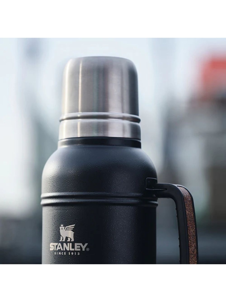 Stanley The Artisan Thermal Bottle 1.4L Black Moon 10-11429-005 drinkflessen en thermosflessen online bestellen bij Kathmandu Outdoor & Travel