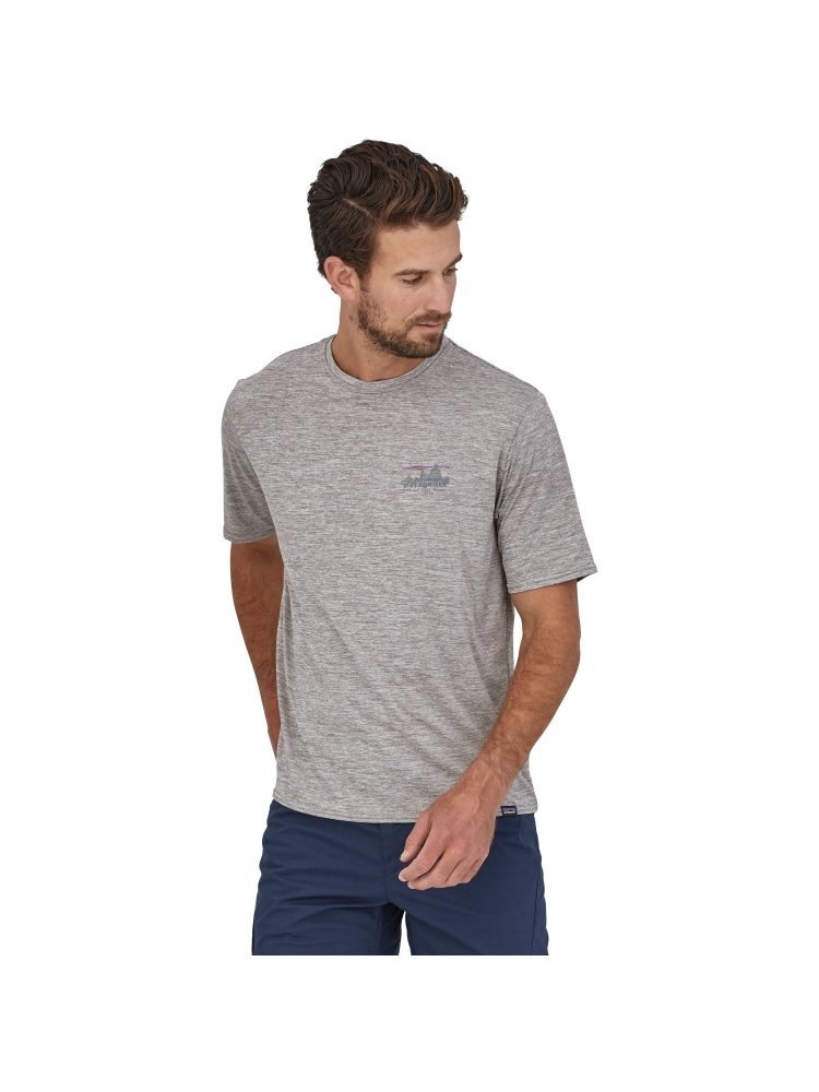 Patagonia Patagonia Cap Cool Daily Graphic Shirt 45235-SKFE shirts en tops Patagonia Cap Cool Daily Graphic Shirt '73 Skyline: Feather Grey 45235-SKFE shirts en tops online bestellen bij Kathmandu Outdoor & Travel