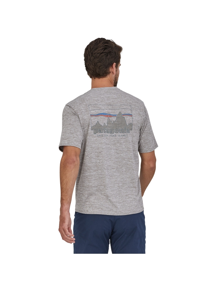 Patagonia Patagonia Cap Cool Daily Graphic Shirt 45235-SKFE shirts en tops Patagonia Cap Cool Daily Graphic Shirt '73 Skyline: Feather Grey 45235-SKFE shirts en tops online bestellen bij Kathmandu Outdoor & Travel