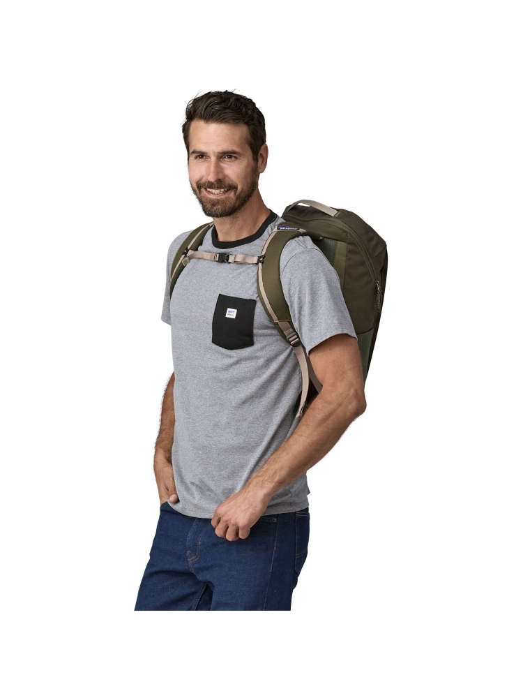 Patagonia Black Hole Pack 25L Pine Needle Green 49298-PNGR dagrugzakken online bestellen bij Kathmandu Outdoor & Travel