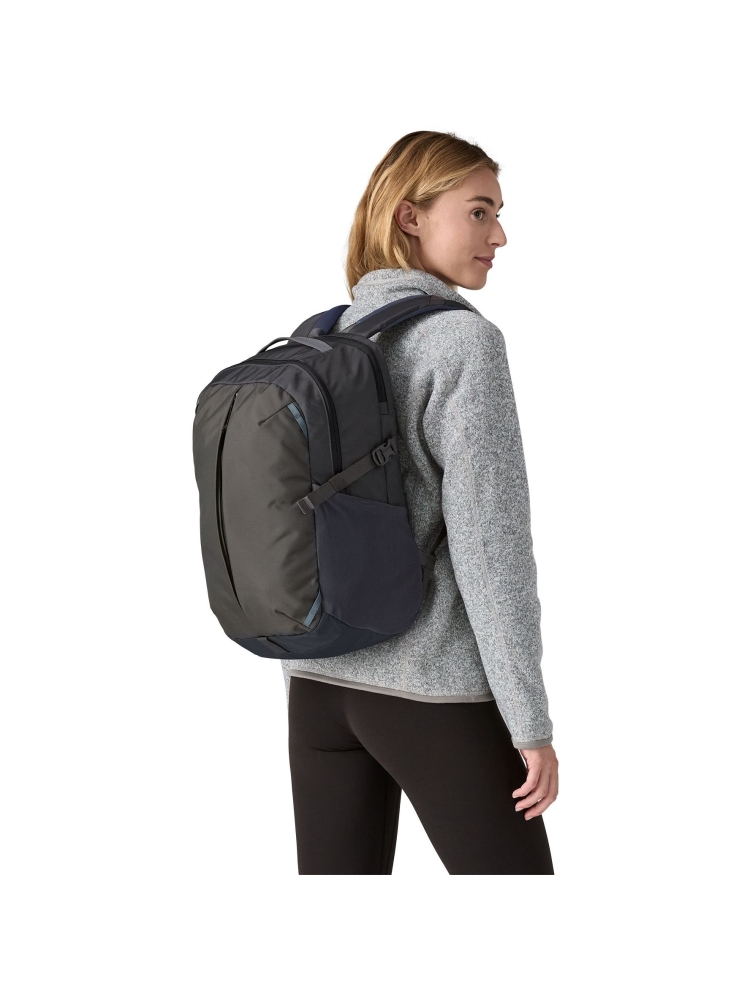 Patagonia Patagonia Refugio Day Pack 26L 47913-SMDB dagrugzakken Patagonia Refugio Day Pack 26L Smolder Blue 47913-SMDB dagrugzakken online bestellen bij Kathmandu Outdoor & Travel