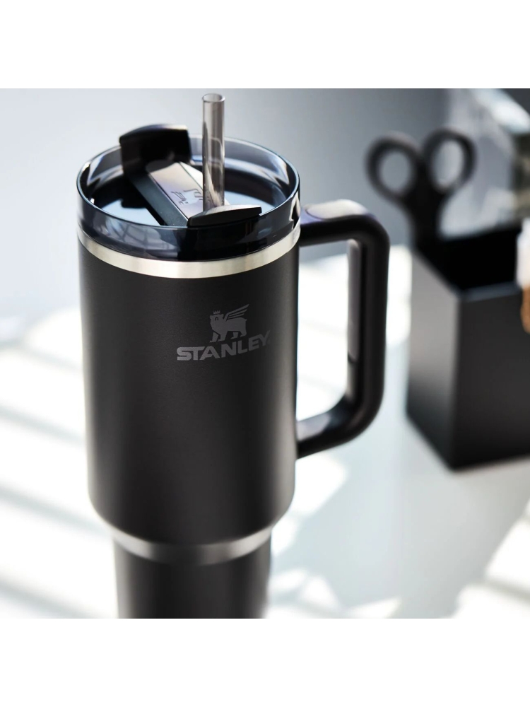 Stanley Stanley The Quencher 10-10824-399 drinkflessen en thermosflessen Stanley The Quencher Black 10-10824-399 drinkflessen en thermosflessen online bestellen bij Kathmandu Outdoor & Travel