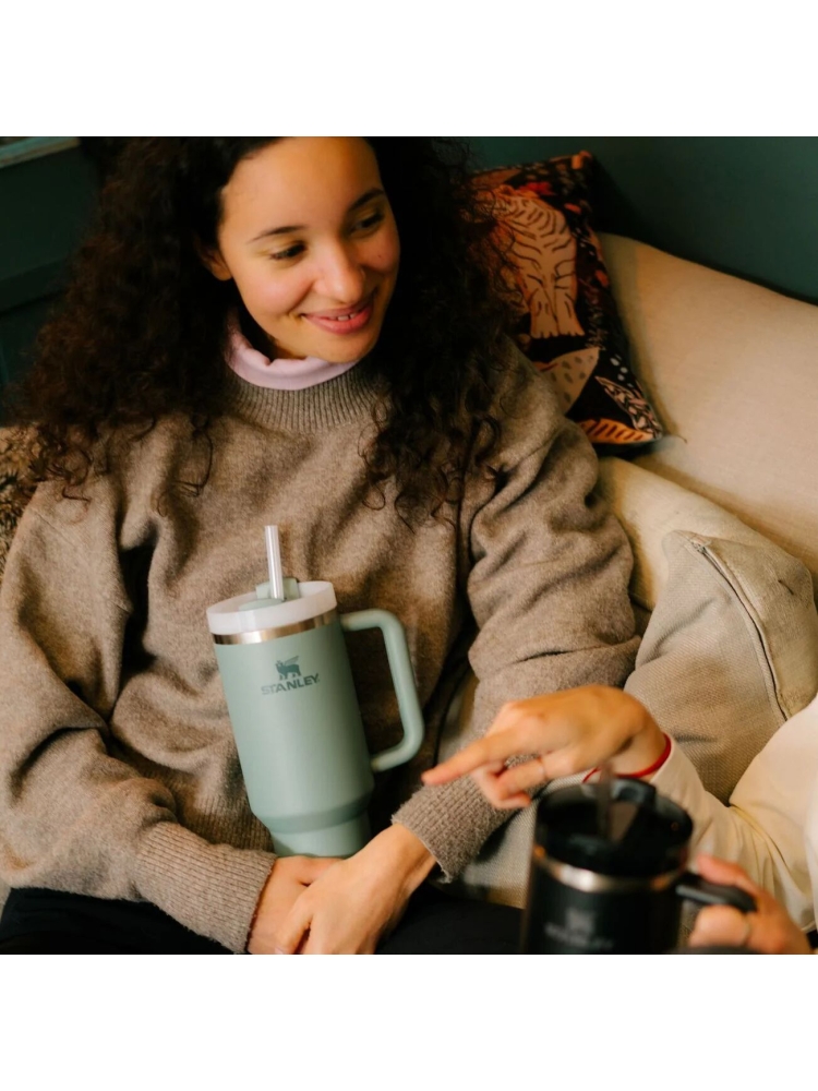 Stanley Stanley The Quencher 10-10824-400 drinkflessen en thermosflessen Stanley The Quencher Shale 10-10824-400 drinkflessen en thermosflessen online bestellen bij Kathmandu Outdoor & Travel