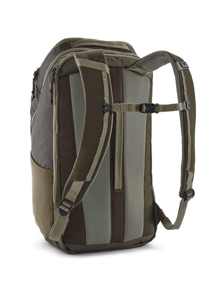 Patagonia Black Hole Pack 32L Basin Green 49302-BSNG dagrugzakken online bestellen bij Kathmandu Outdoor & Travel