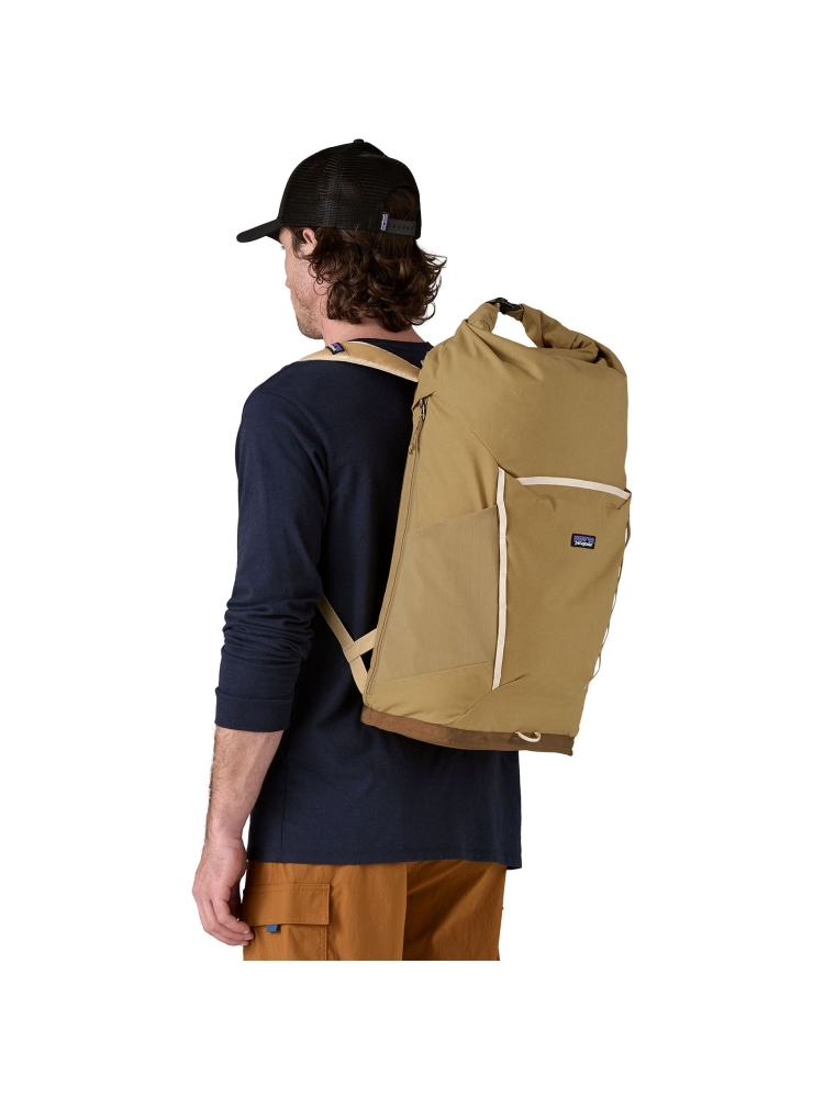 Patagonia Fieldsmith Roll Top Pack Classic Tan 48543-CSC dagrugzakken online bestellen bij Kathmandu Outdoor & Travel