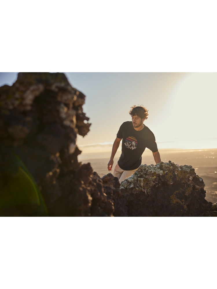 Sherpa Adventure Gear Bali Retro Sunset Tee Black SM11065-130 shirts en tops online bestellen bij Kathmandu Outdoor & Travel