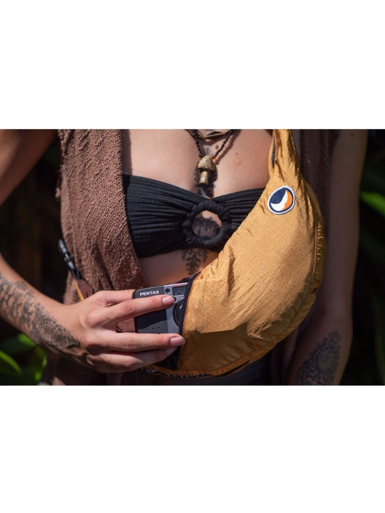 Ticket to the Moon Ticket to the Moon Upcycled Sling Bag TMSLB7004 tassen Ticket to the Moon Upcycled Sling Bag Sand / Chocolate TMSLB7004 tassen online bestellen bij Kathmandu Outdoor & Travel