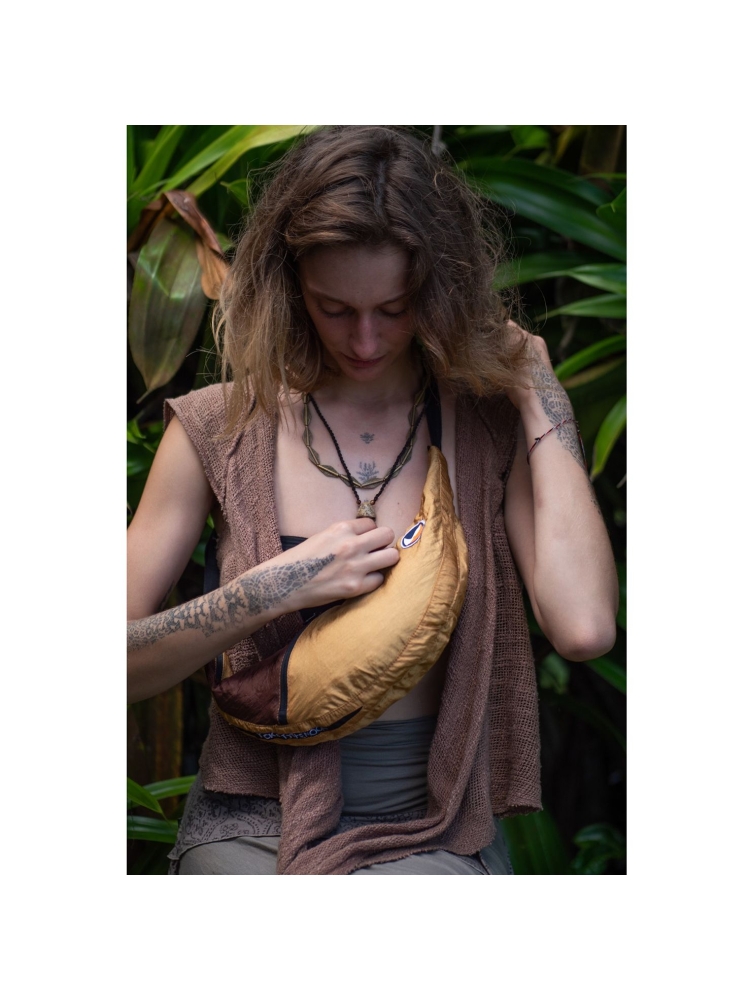 Ticket to the Moon Ticket to the Moon Upcycled Sling Bag TMSLB7004 tassen Ticket to the Moon Upcycled Sling Bag Sand / Chocolate TMSLB7004 tassen online bestellen bij Kathmandu Outdoor & Travel