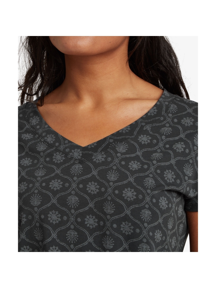 Sherpa Adventure Gear Neha V-Neck Tee Women's Black Sublime SW21019-136 shirts en tops online bestellen bij Kathmandu Outdoor & Travel