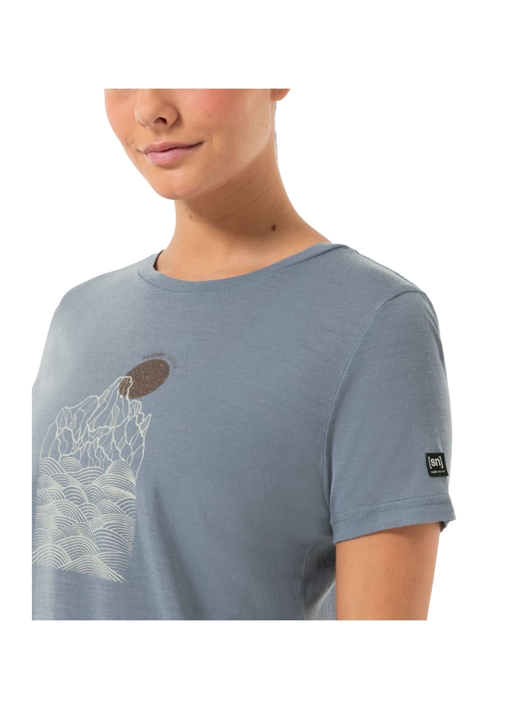 Super Natural Preikestolen Cliffs Tee Women's Flint Stone/Feather Grey/Coppe SNWP03128-15F shirts en tops online bestellen bij Kathmandu Outdoor & Travel