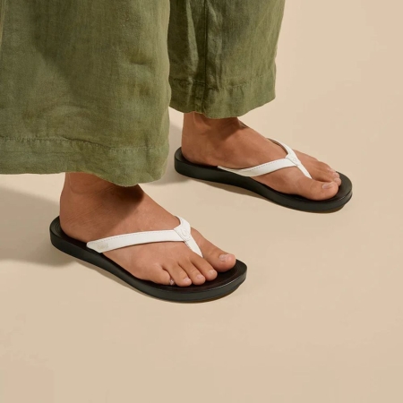 Olukai  Uiki Bright White/Lava Rock