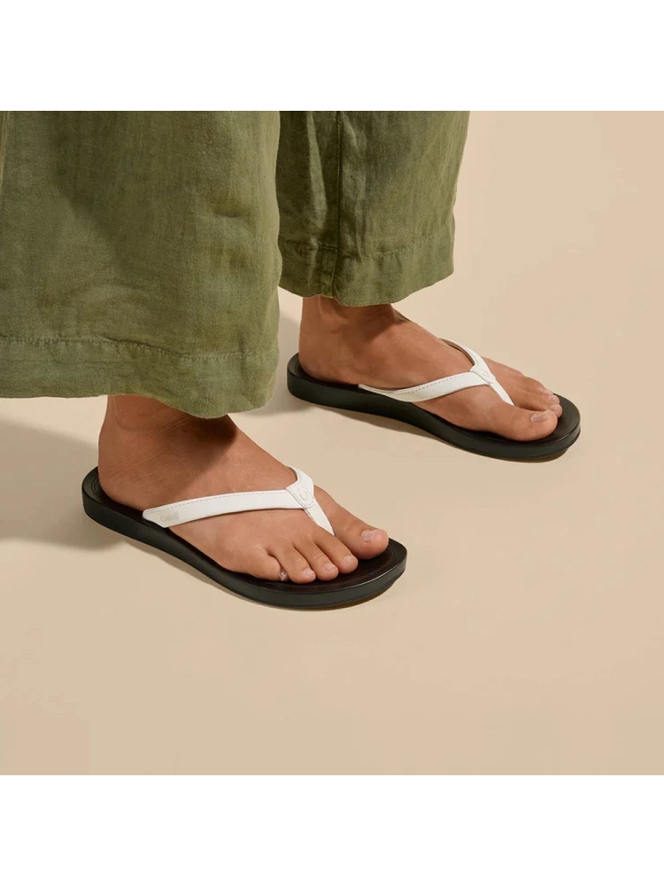 Olukai Uiki Bright White/Lava Rock 20537-WBLR slippers online bestellen bij Kathmandu Outdoor & Travel