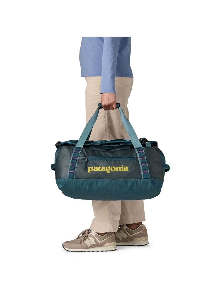 Patagonia Patagonia Black Hole Duffel 40L 49339-TLMP-ALL duffels Patagonia Black Hole Duffel 40L Tidal Teal w/Luminous Pink 49339-TLMP-ALL duffels online bestellen bij Kathmandu Outdoor & Travel