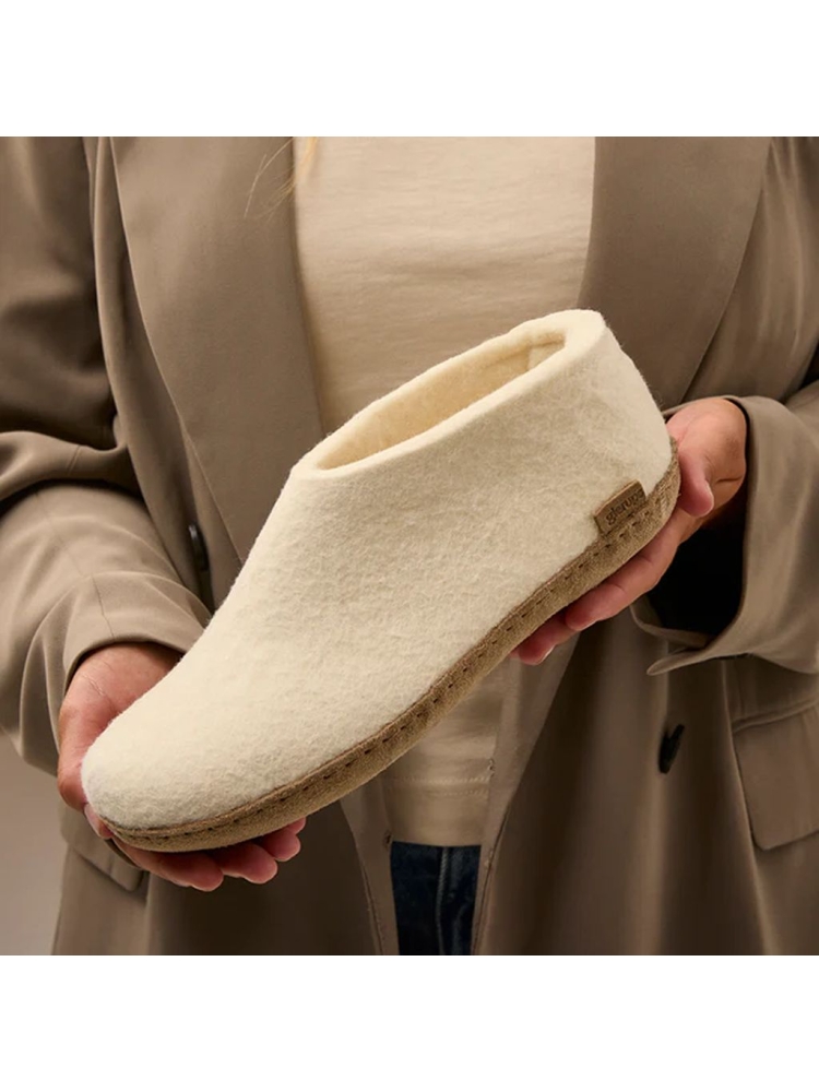 Glerups Glerups Shoe Leather A-03 White pantoffels en huissokken Glerups Shoe Leather White A-03 White pantoffels en huissokken online bestellen bij Kathmandu Outdoor & Travel