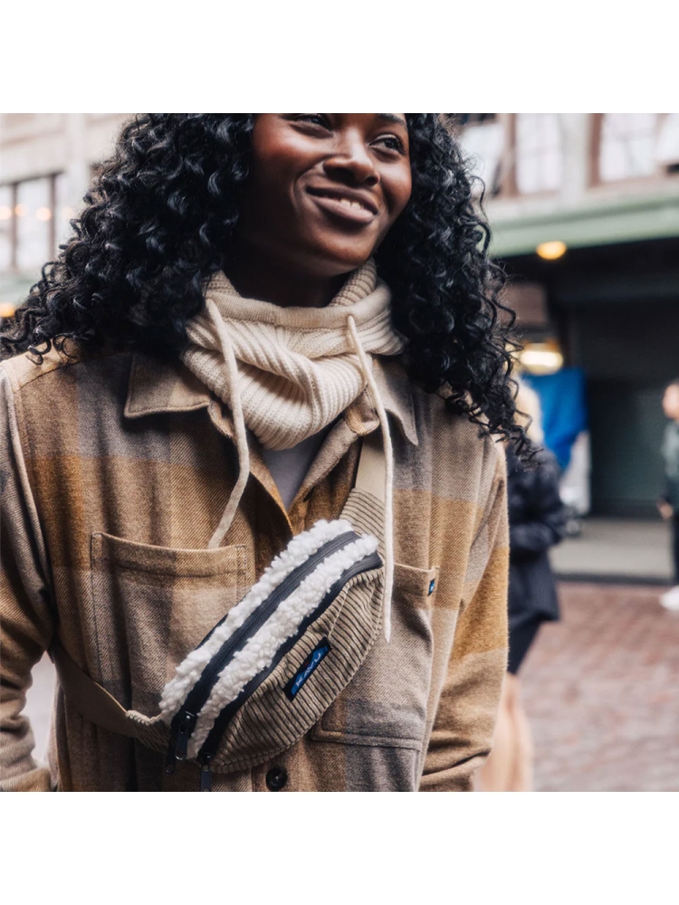 Kavu Kavu Snuggy Spectator 9398-2412 tassen Kavu Snuggy Spectator Pebble Beach 9398-2412 tassen online bestellen bij Kathmandu Outdoor & Travel